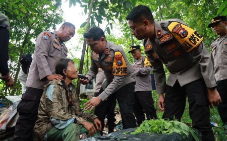 Aksi Polri Peduli, Polres Jember Selamatkan Kakek Tuna Wisma di Hutan Jubung