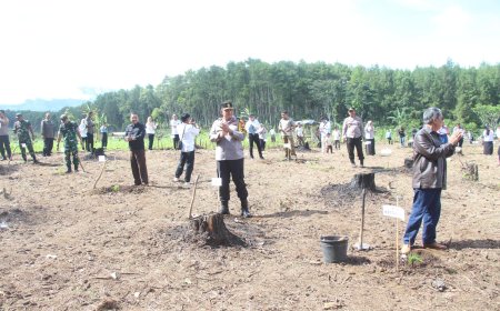 Polres Bondowoso Ikut Hijaukan Lingkungan dengan Tanam 1.000 Pohon