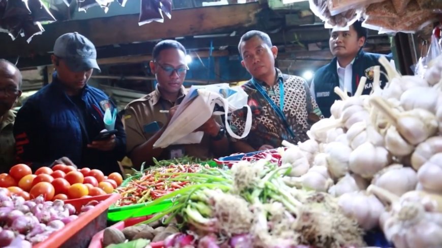 Polres Tanjungperak Melalui Satgas Pangan Pastikan Stok Bapokting Terkendali