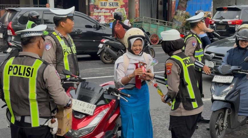 Polres Ponorogo Beri Hadiah Helm dan Cokelat pada Operasi Keselamatan Semeru