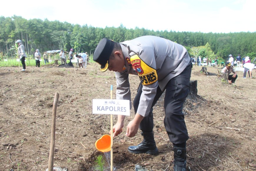 Polres Bondowoso Bersama Insan Pers Tanam Pohon di Gerakan Sedekah Oksigen
