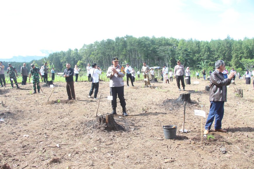 Gerakan Sedekah Oksigen HPN 2026, Polres Bondowoso Tanam 1.000 Pohon
