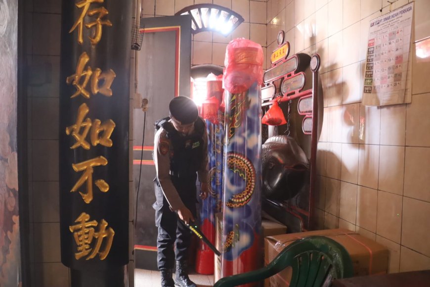 Polres Pelabuhan Tanjungperak Sterilisasi Klenteng Jelang Perayaan Imlek      