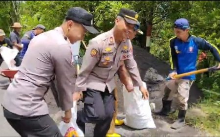 Bersama Warga, Polres Lumajang Perkuat Area Longsor dengan Bronjong
