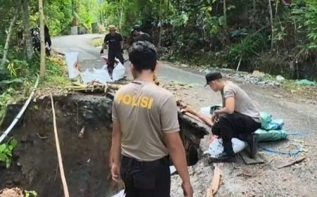 Polres Lumajang dan Warga Bergerak Bersama Amankan Lokasi Longsor