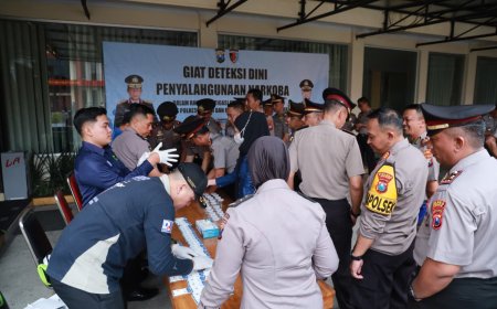 Pastikan Personel Bersih Narkoba, Polres Jember Lakukan Tes Urine Perwira