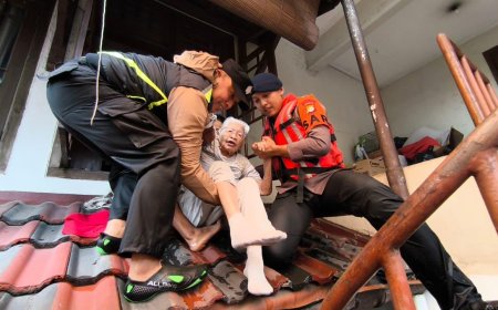 Brimob Polda Metro Jaya Turun Tangan Evakuasi Korban Banjir di Jakarta