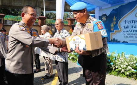 Kapolri Bagikan Paket Sembako untuk Personel Polri