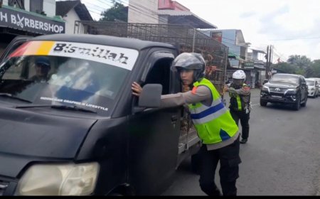 Tim Urai Polres Blitar Tangani Kendaraan Mogok di Jalan Raya