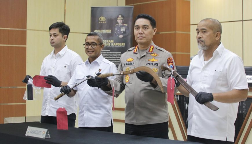 Polda Jatim Amankan Tiga Tersangka Kasus Pemerasan Disertai Pengancaman di Pasuruan   