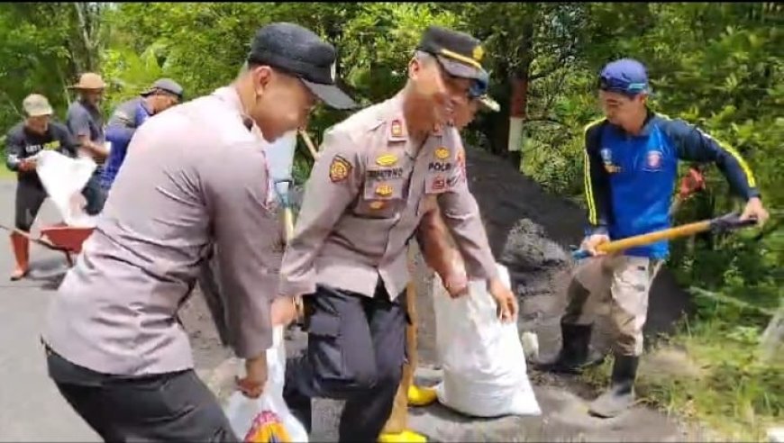 Bersama Warga, Polres Lumajang Perkuat Area Longsor dengan Bronjong