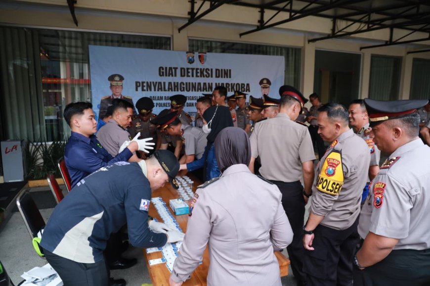 Pastikan Personel Bersih Narkoba, Polres Jember Lakukan Tes Urine Perwira