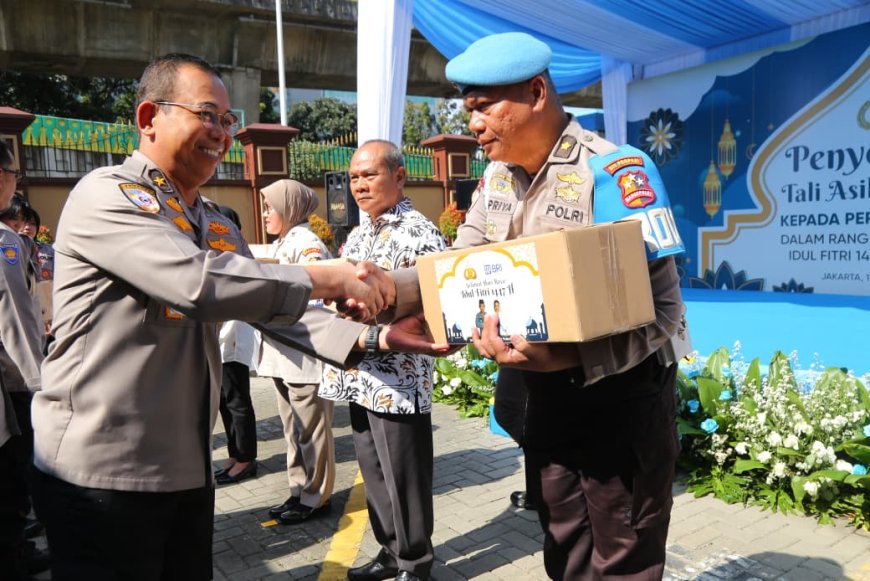Kapolri Bagikan Paket Sembako untuk Personel Polri