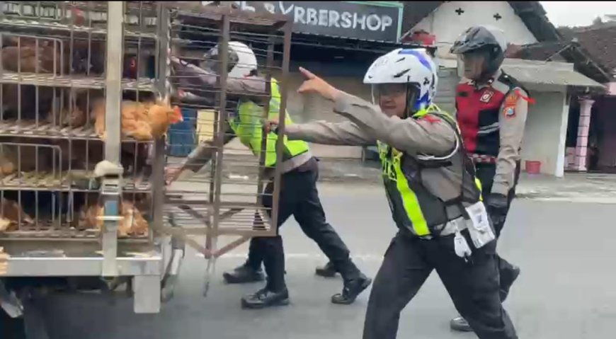 Tim Urai Polres Blitar Sigap Bantu Pengendara yang Mogok