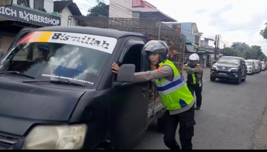 Tim Urai Polres Blitar Tangani Kendaraan Mogok di Jalan Raya