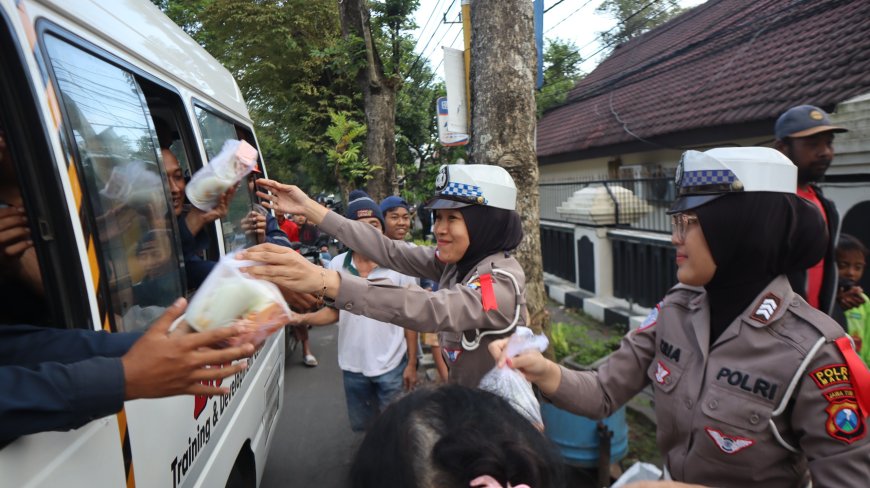 Polres Malang Rutin Tebar Takjil untuk Pengendara Selama Ramadan