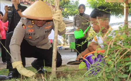Gerakan Indonesia ASRI : Polres Probolinggo Gelar Aksi Penghijauan Pulihkan Lahan Kritis   