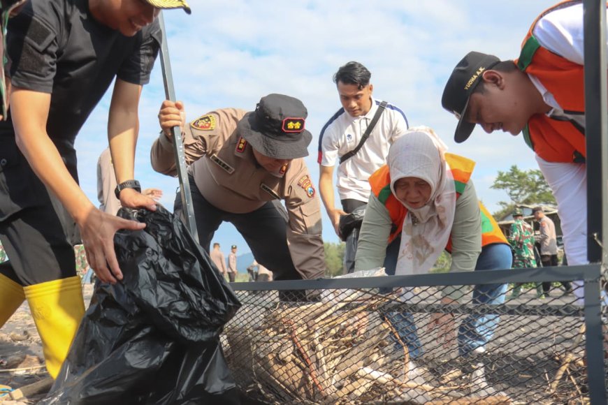 Polres Lumajang Gandeng Pemda Gelar Bersih Pantai