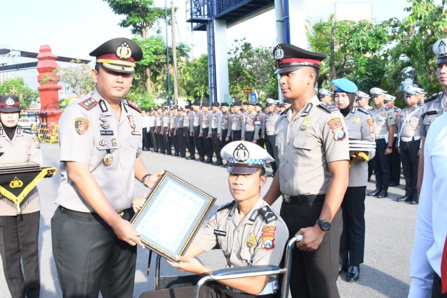 Bripda Sakti Terima Penghargaan Usai Insiden Viral Hentikan Bus Langgar Jalur   