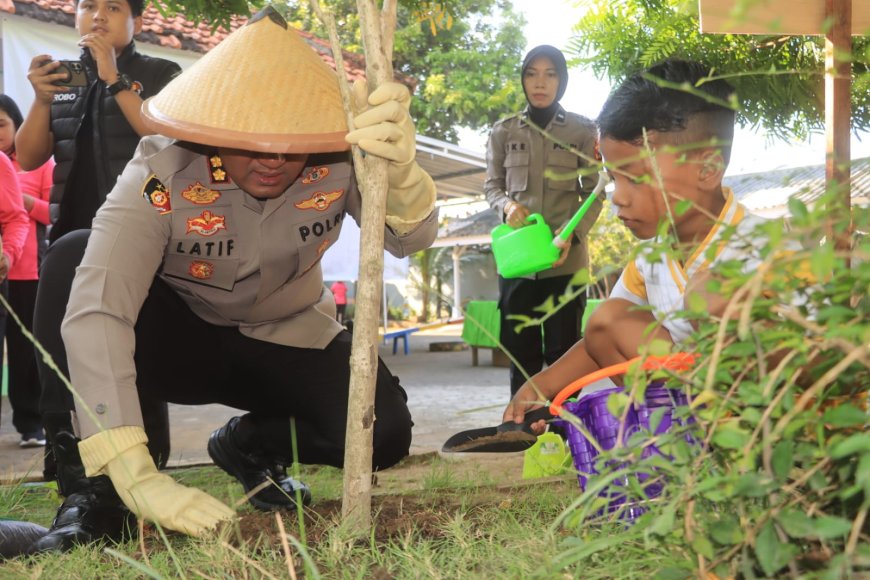 Polres Probolinggo Tanam Pohon, Pulihkan Ekosistem Lahan Kritis