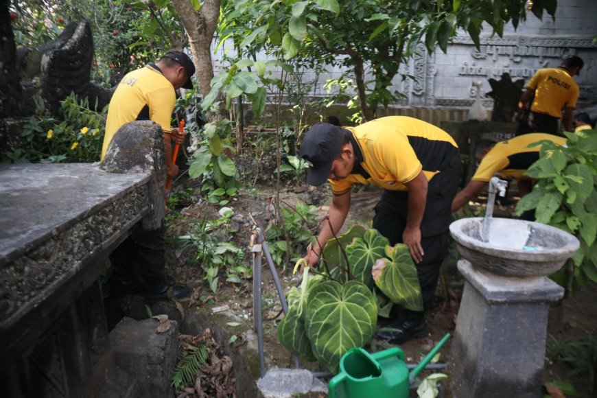 Polres Malang Bersama Warga Bersihkan Tempat Ibadah